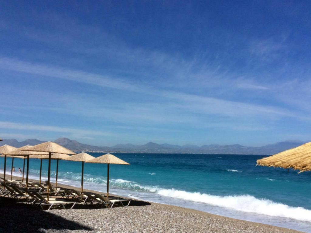 Paris Spacious Beach Apartment Loutraki  Bagian luar foto